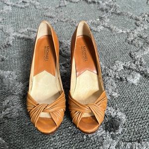 Camel short platform heels